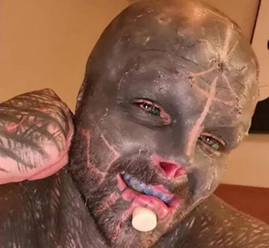 Siyah bir uzaylıya benzemek için kulaklarını, burnunu ve üst dudağını aldırdı! Bu fotoğrafları çocuklar görmesin! 2